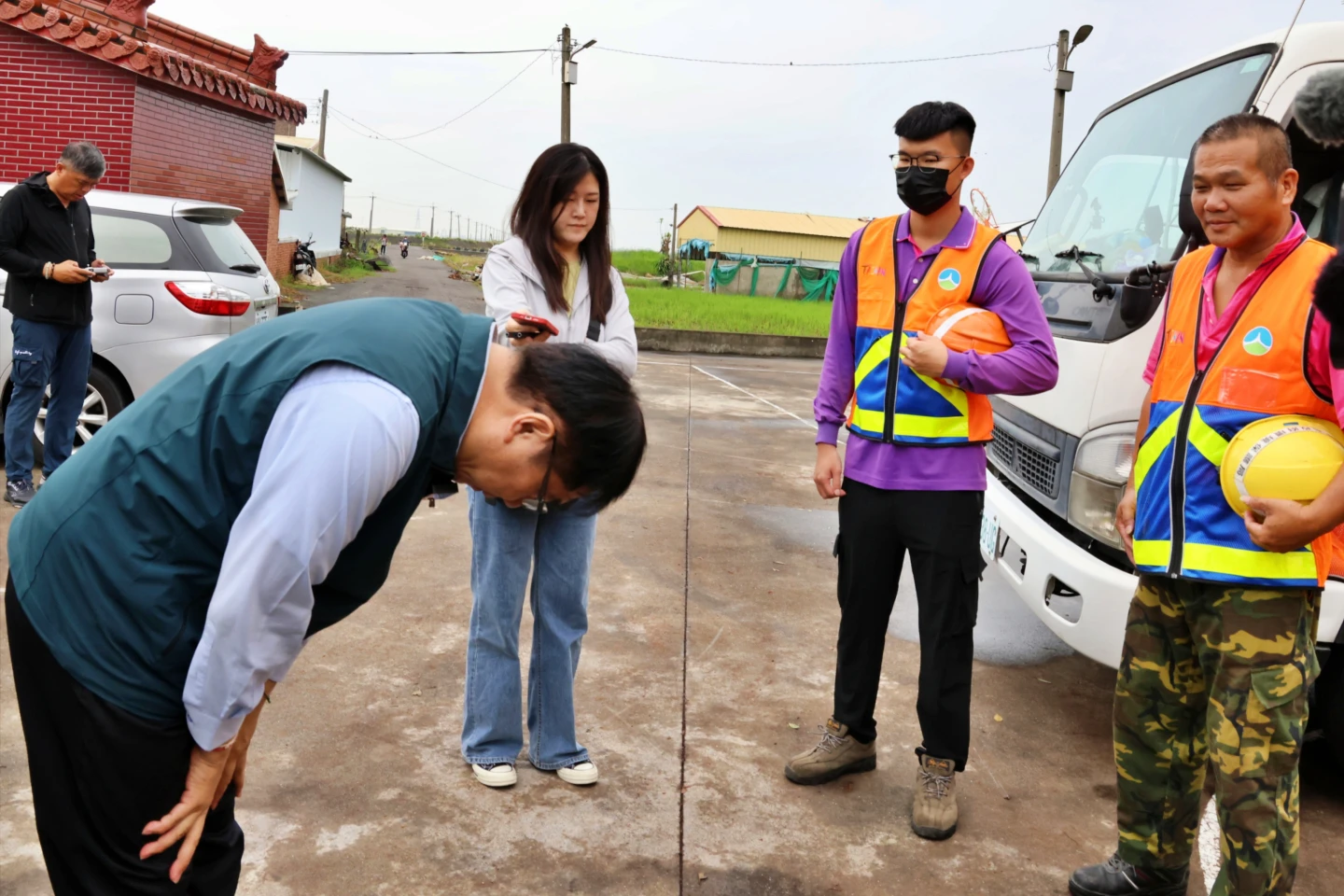 市長黃偉哲當面彎腰鞠躬,感謝清潔隊員辛勞付出。市府提供