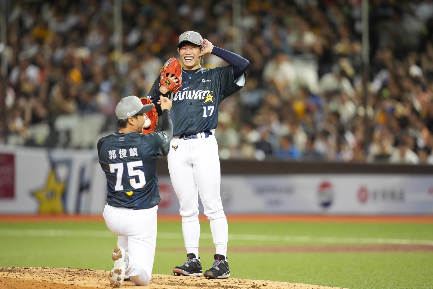 中職明星賽首戰上演求婚橋段,統一獅投手郭俊麟(左)向陳冠宇求婚逗樂全場。樂天桃猿提供