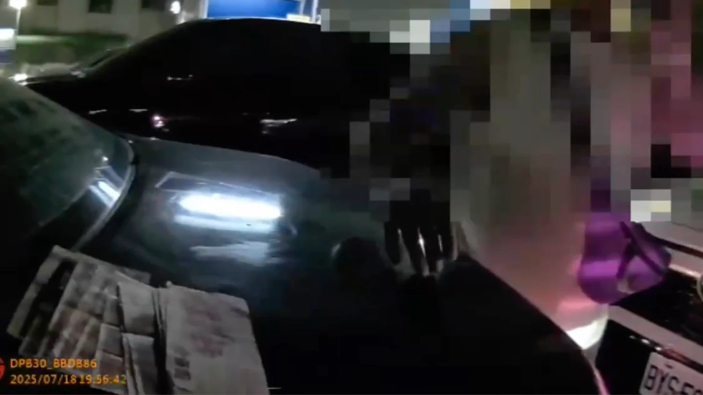台中市一名詹姓男子酒後駕車,對前車猛按喇叭,警方執行酒測超標,林男竟拿出一疊千元大鈔企圖和解,行徑囂張妄為。民眾提供