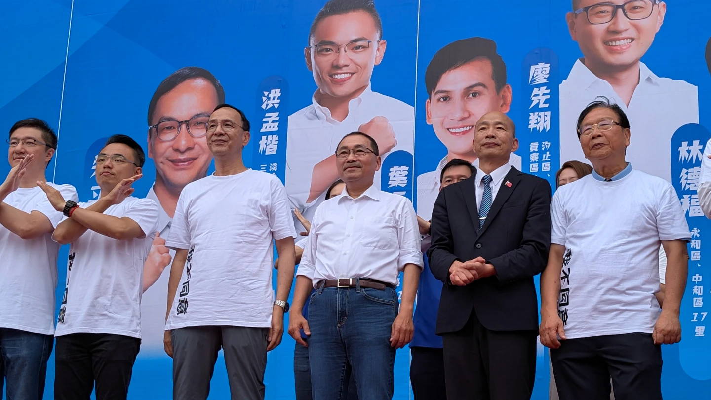 國民黨主席朱立倫、新北市長侯友宜、立法院長韓國瑜與立委同台反罷免。林志青攝
