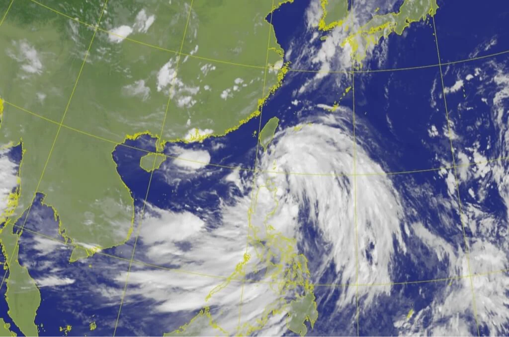 19、20日颱風薇帕通過巴士海峽,西半部有局部陣雨,東半部及屏東有大量降雨。取自氣象署