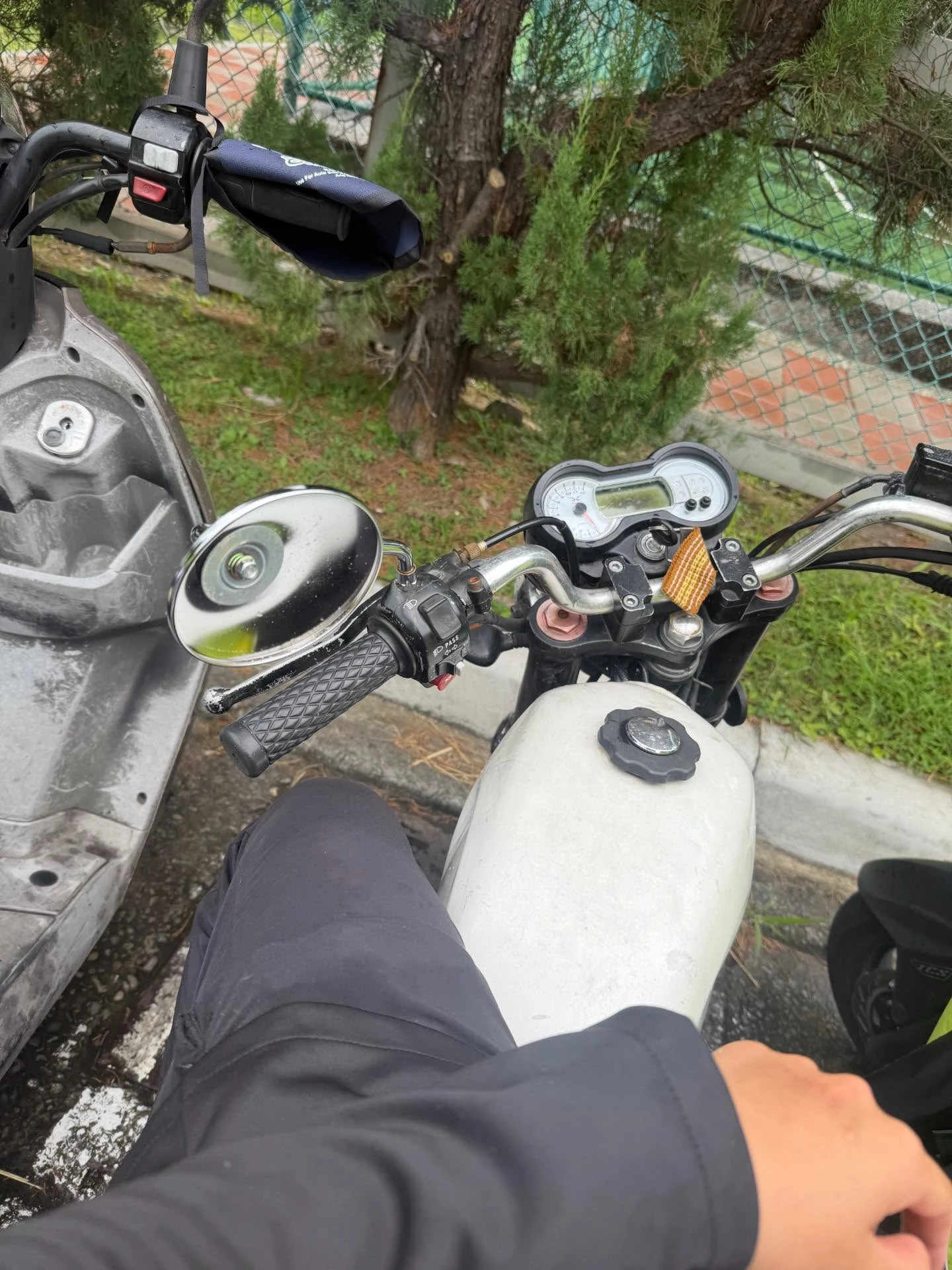 簡奇陞的機車後照鏡因摔車破損。翻攝自簡奇陞社群Threads