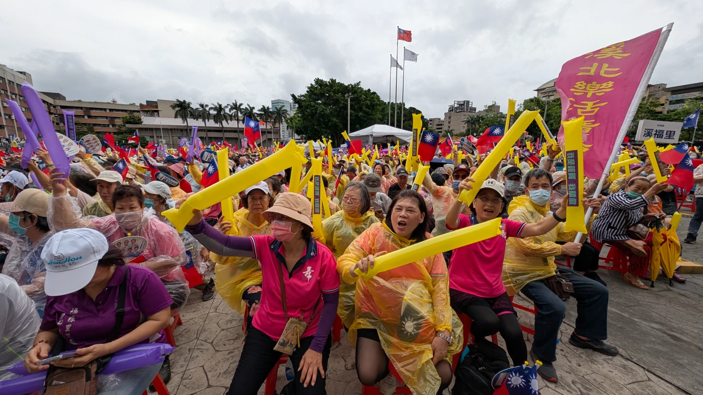 國民黨支持者群聚板橋第一運動場。林志青攝