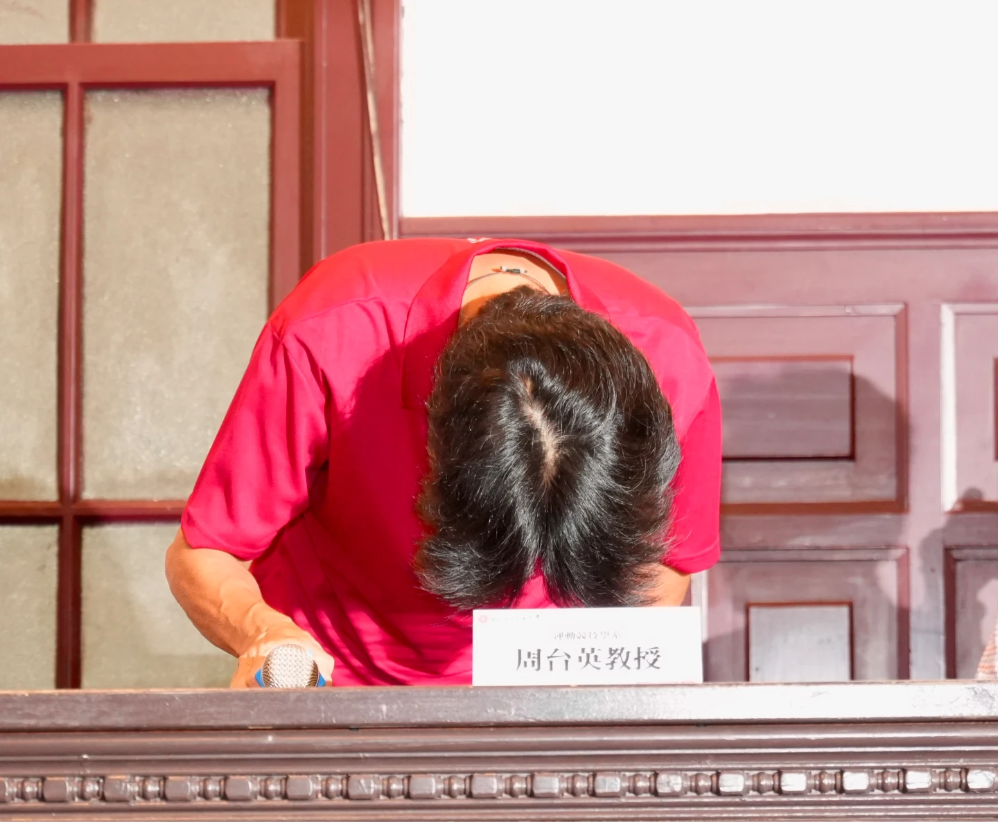 台師大女足教練周台英現身道歉。梁建裕攝