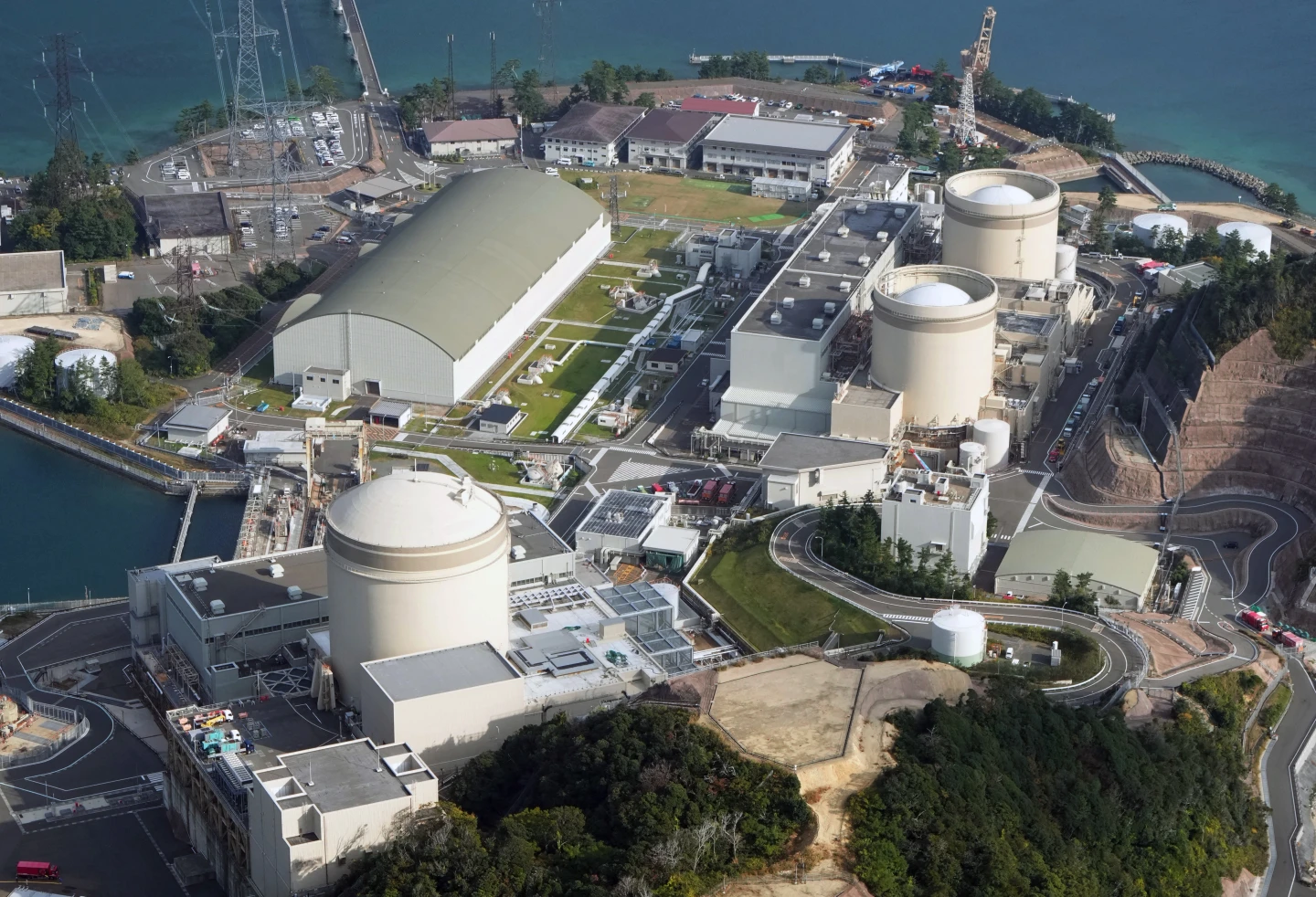 圖為日本關西電力公司營運的高濱核電廠。法新社