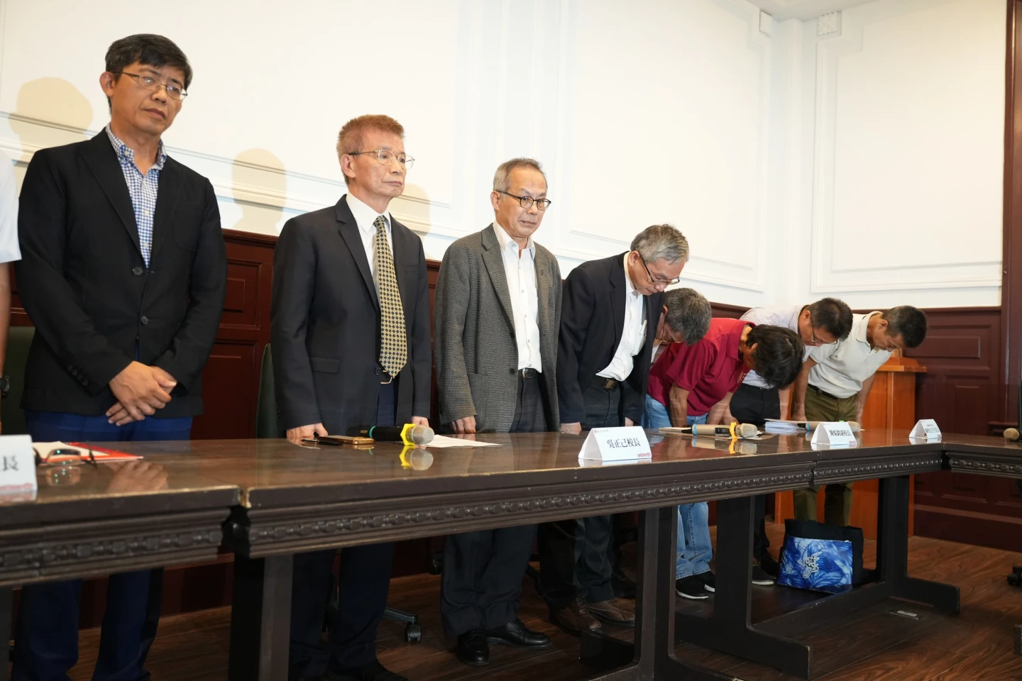 記者會上,台師大校長吳正己(左二)偕全體出席同仁,向女足學生、社會大眾鞠躬致歉。梁建裕攝