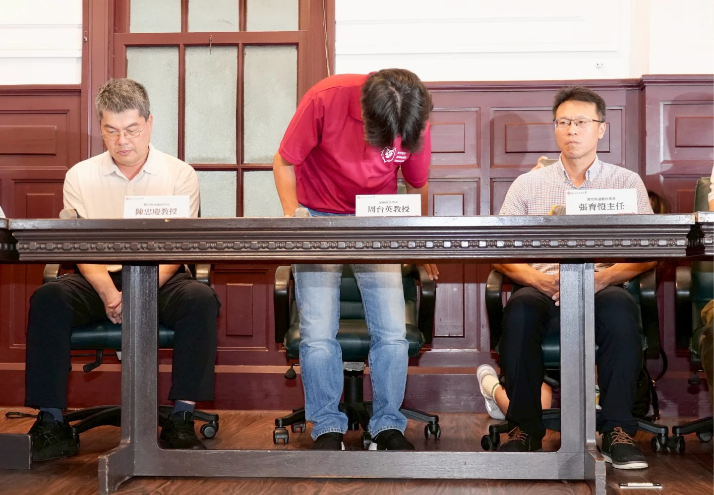 女足教練周台英(紅衣)以及教授陳忠慶(左)。梁建裕攝