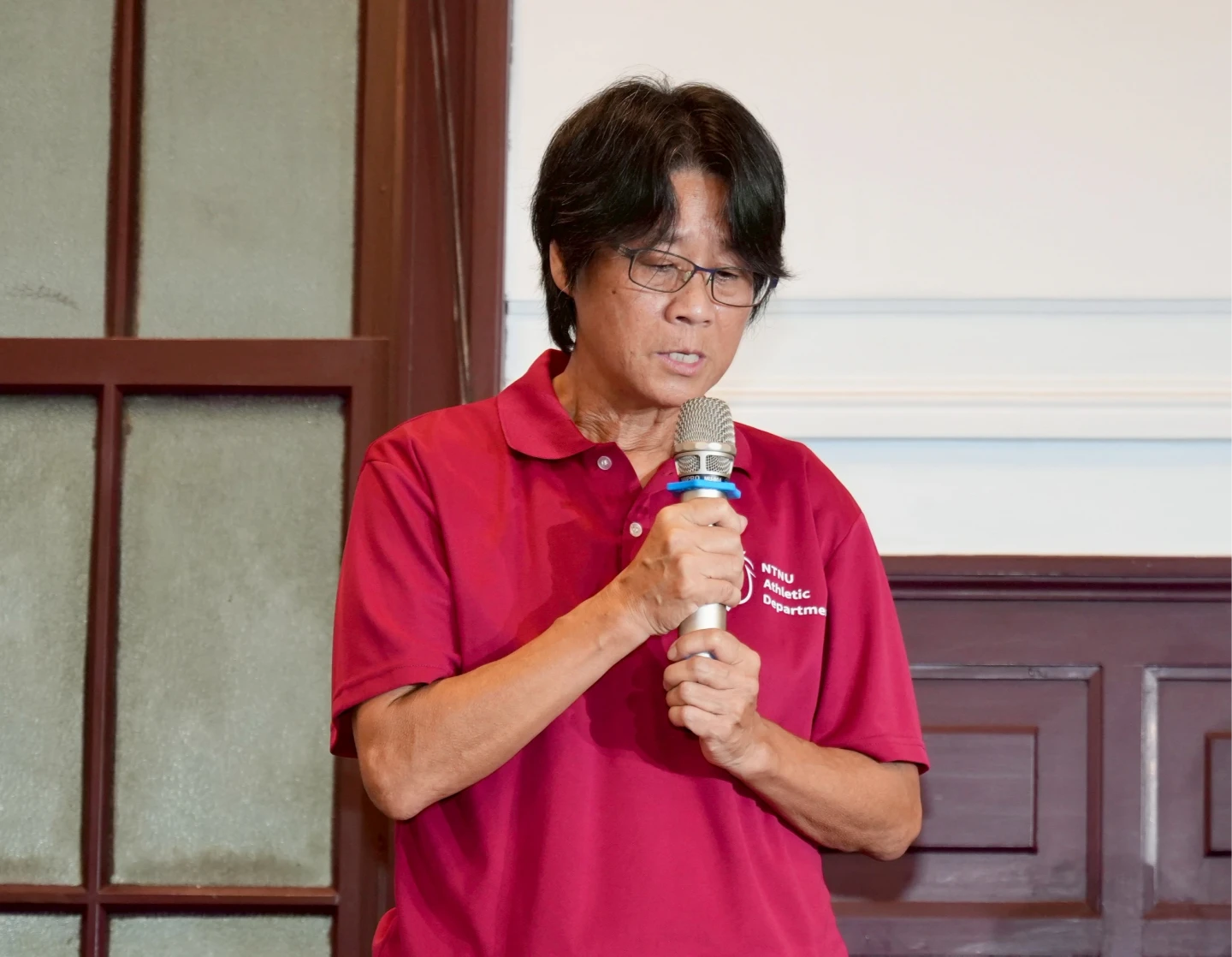 台師大女足教練周台英哽咽致歉。梁建裕攝