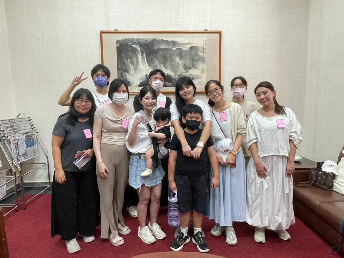 民團三讀通過後喜極而泣。兒虐零容忍提供