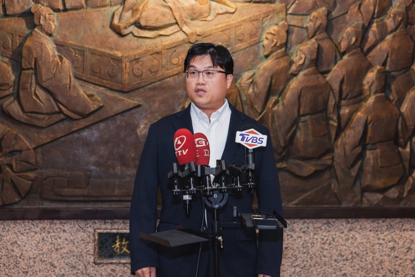 教育部次長朱俊彰下午受訪,回應台師大女足強迫抽血案。教育部提供