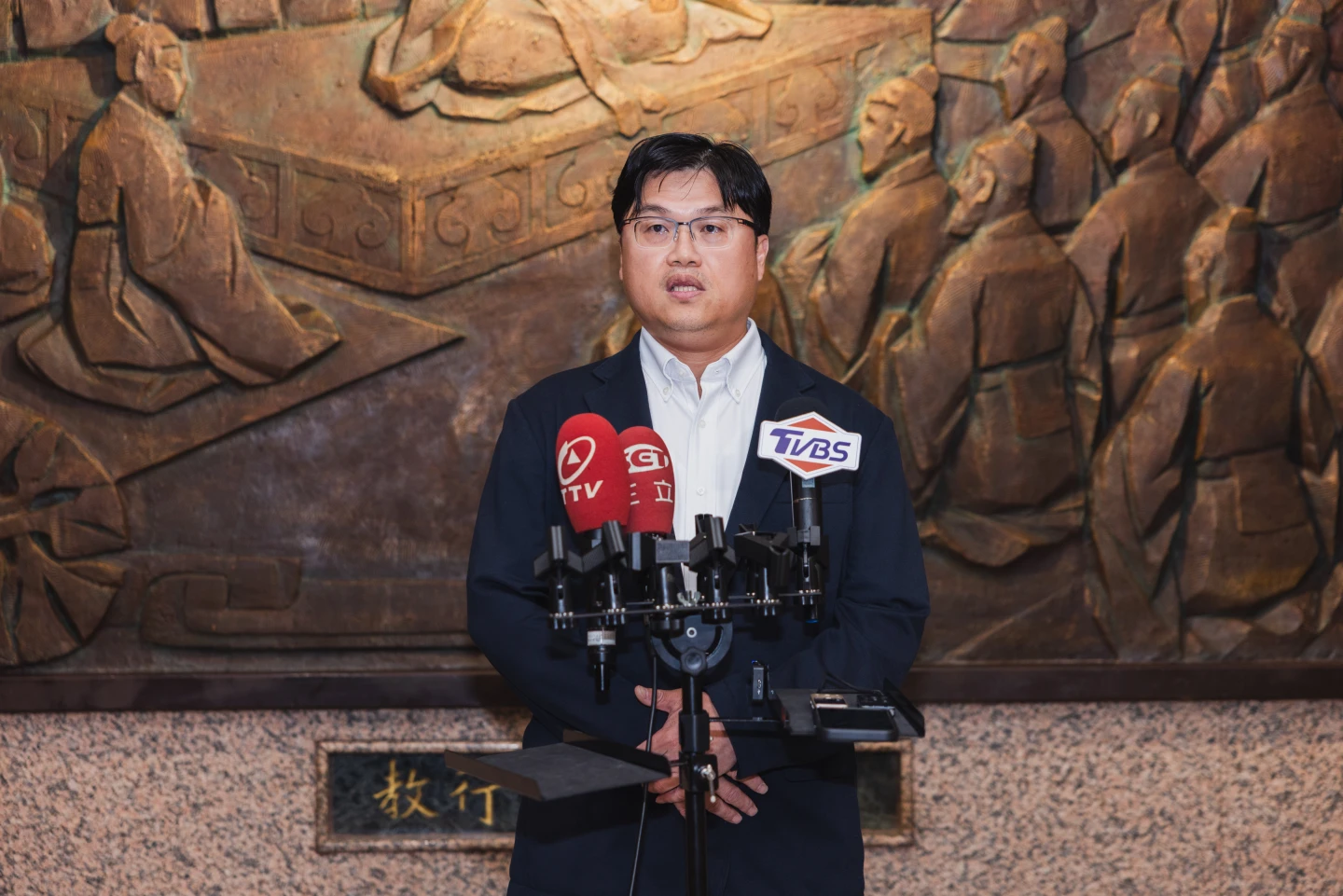 朱俊彰下午受訪,回應台師大女足強迫抽血案。教育部提供