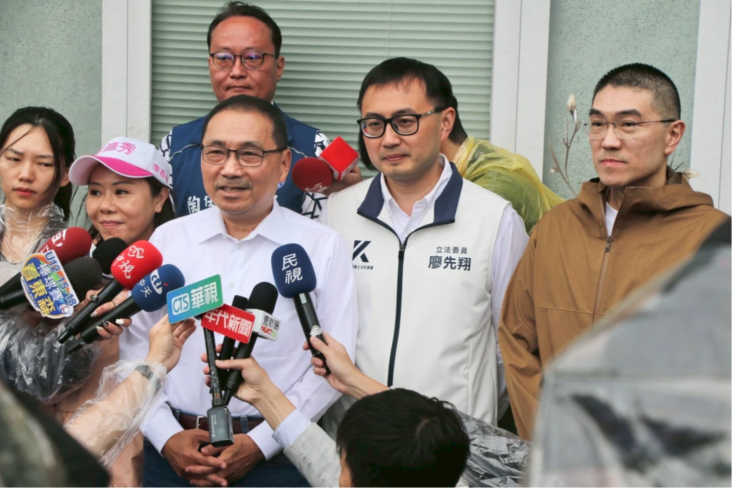 李彥秀今和廖先祥、侯友宜、謝國樑一同拜票。李彥秀辦公室提供