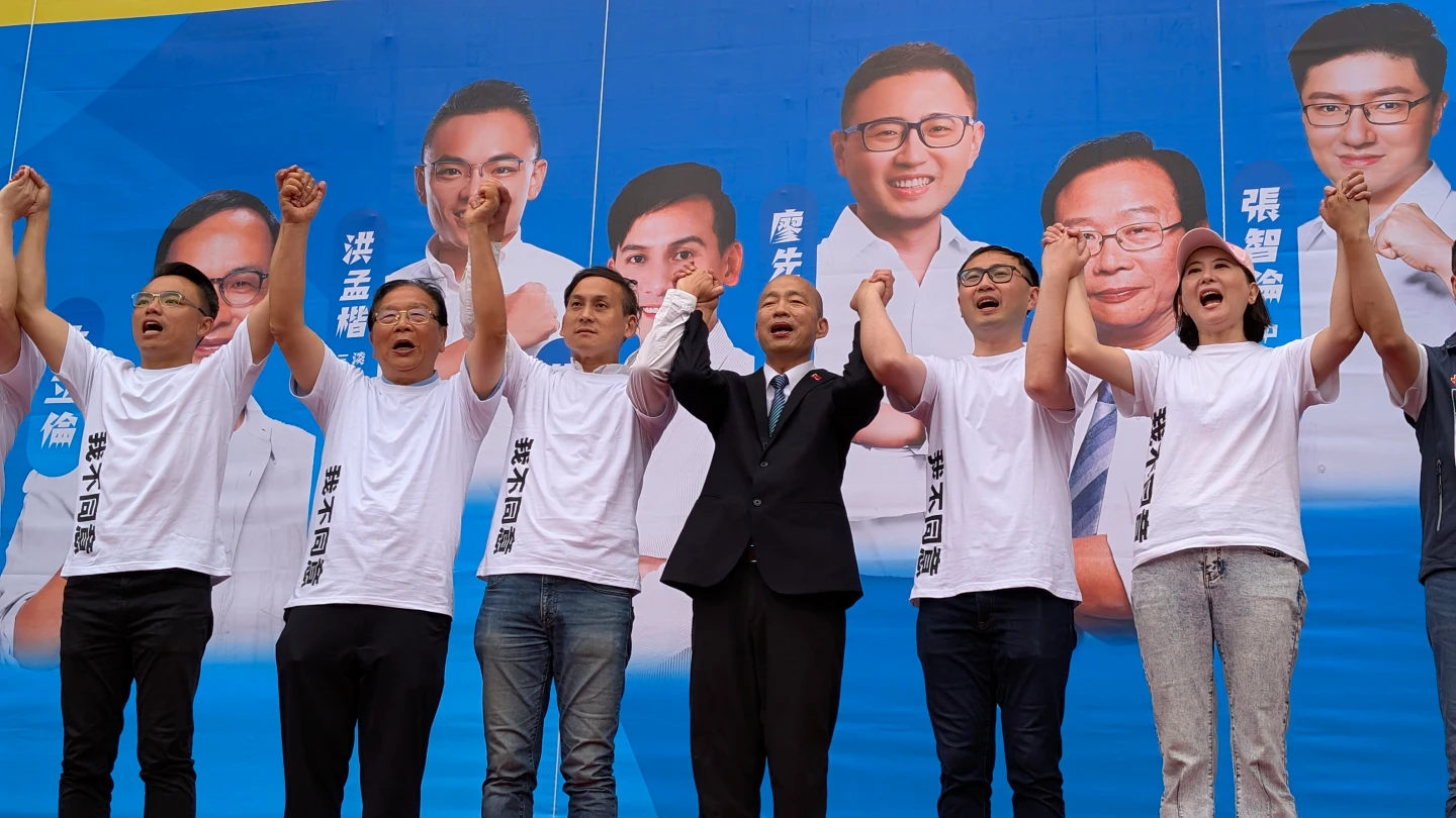 藍委葉元之站在立法院長韓國瑜旁邊。林志青攝