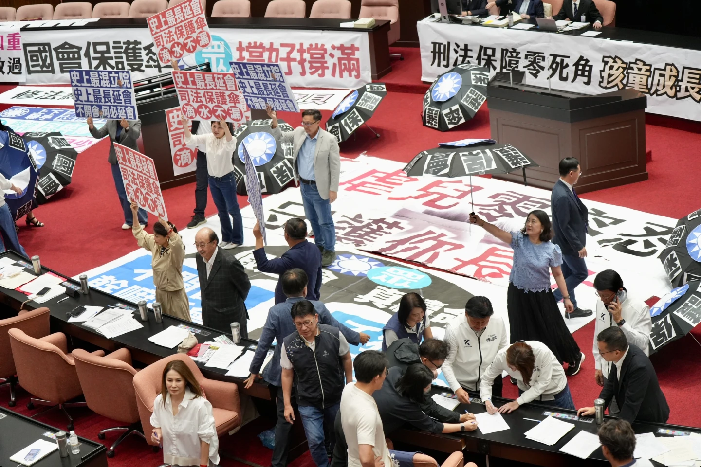 立法院會昨審查攸關兒虐刑責加重的刑法修法,一早綠白黨團為了海報問題吵翻天。梁建裕攝