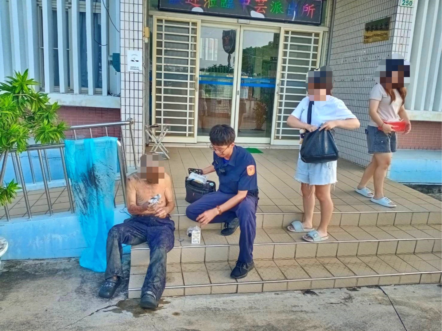老翁女兒趕往派出所接人。警方提供