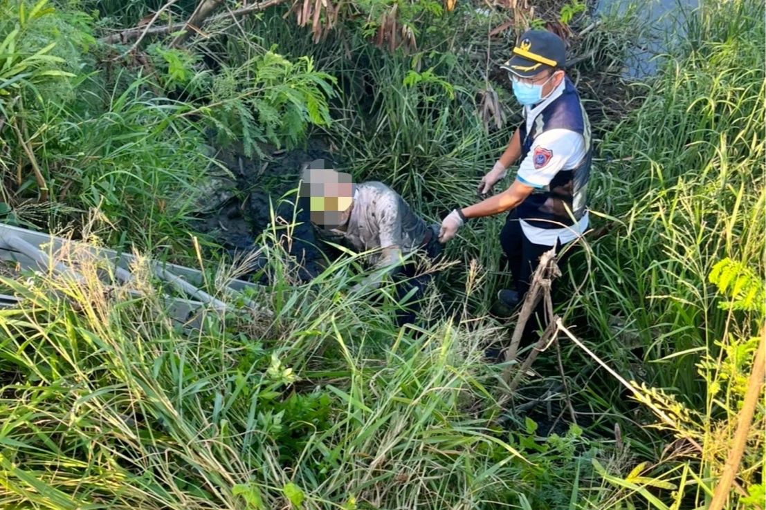 老翁撿手機不慎滑落邊坡,幸熱心民眾通報救人。警方提供