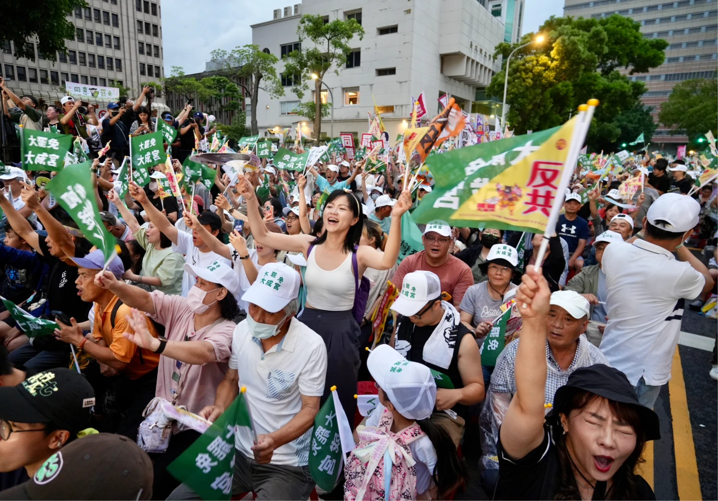現場不斷高喊「大罷免大成功」口號。梁建裕攝
