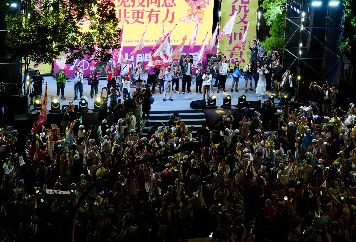 曹興誠揮搖護國大遶境旗,喊話大罷免大成功。梁建裕攝