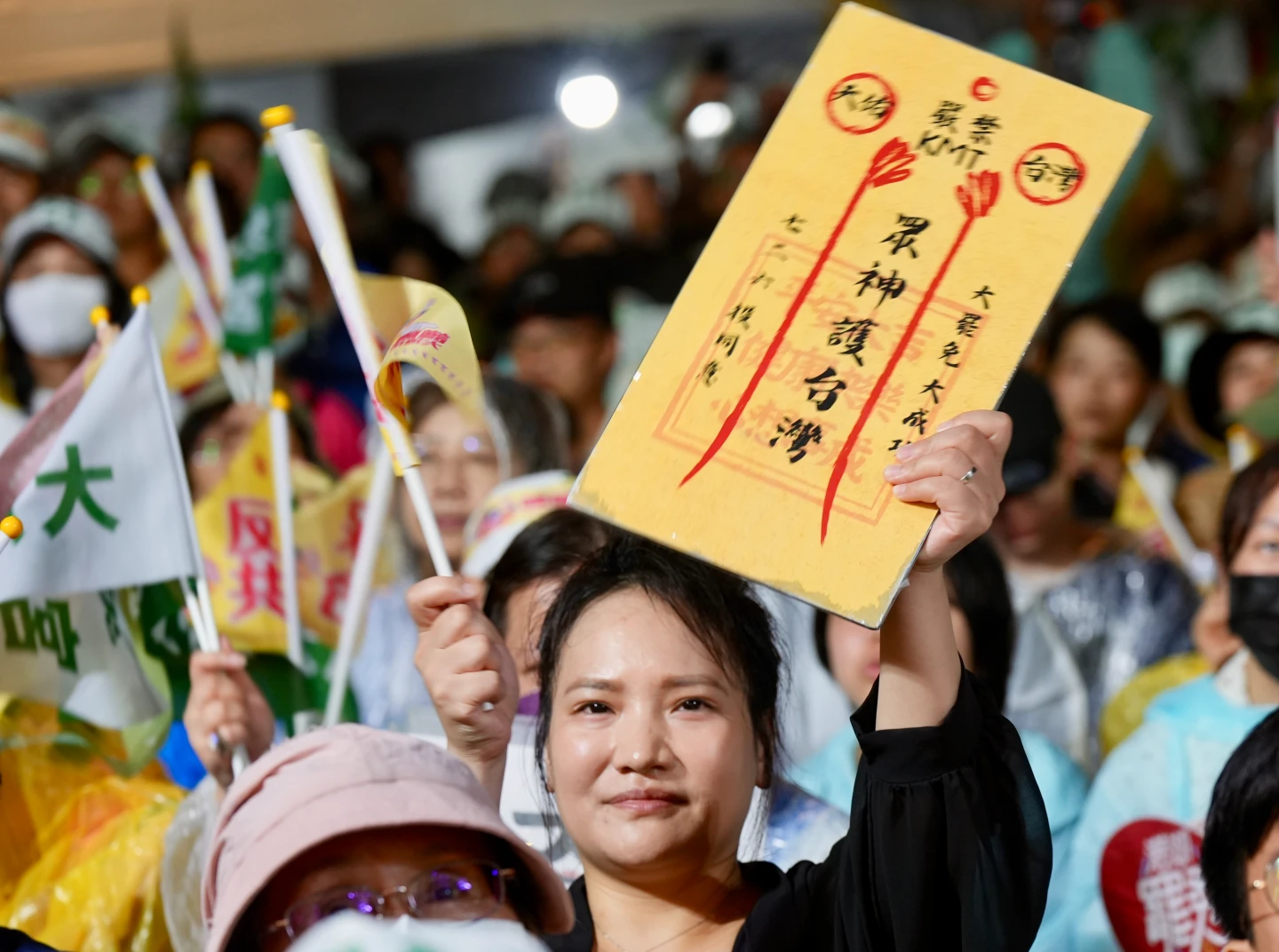 群眾高舉罷免文宣支持。梁建裕攝