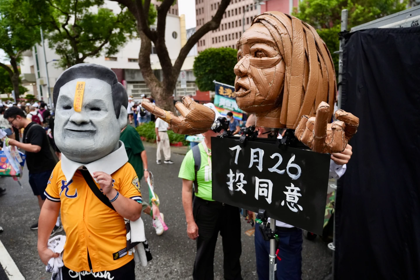 民眾玩創意催罷免同意票。梁建裕攝
