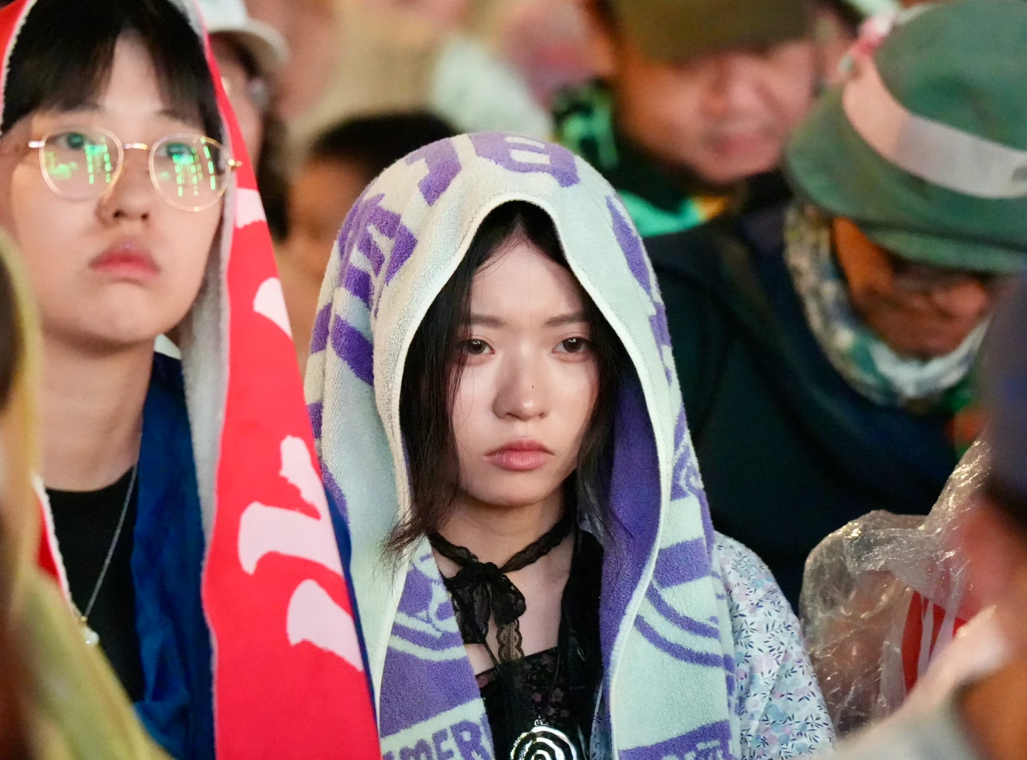 現場播放在野立委暴力修法畫面,民眾看了眼框泛紅。梁建裕攝