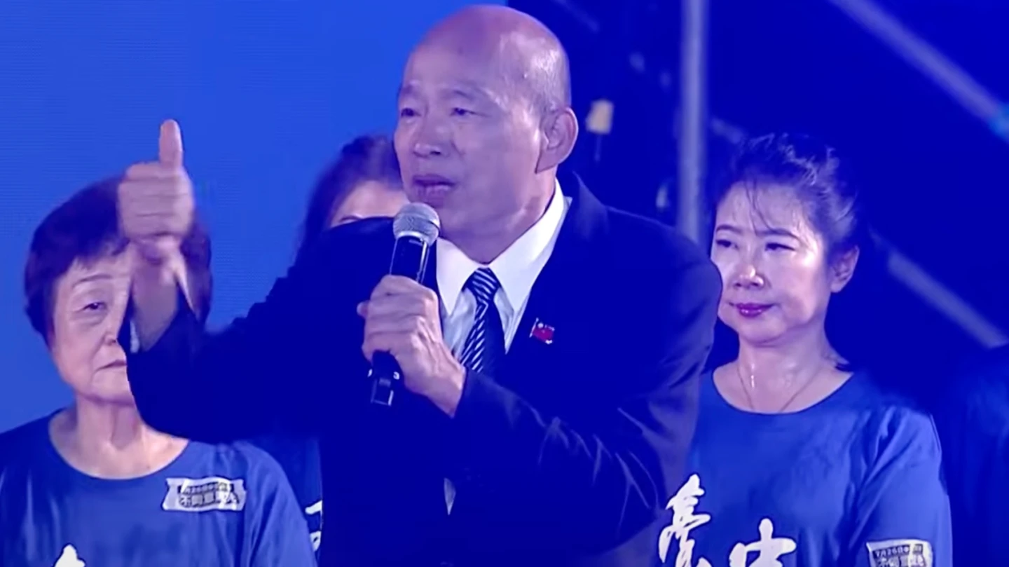 立法院長韓國瑜冒著細雨開講。國民黨提供