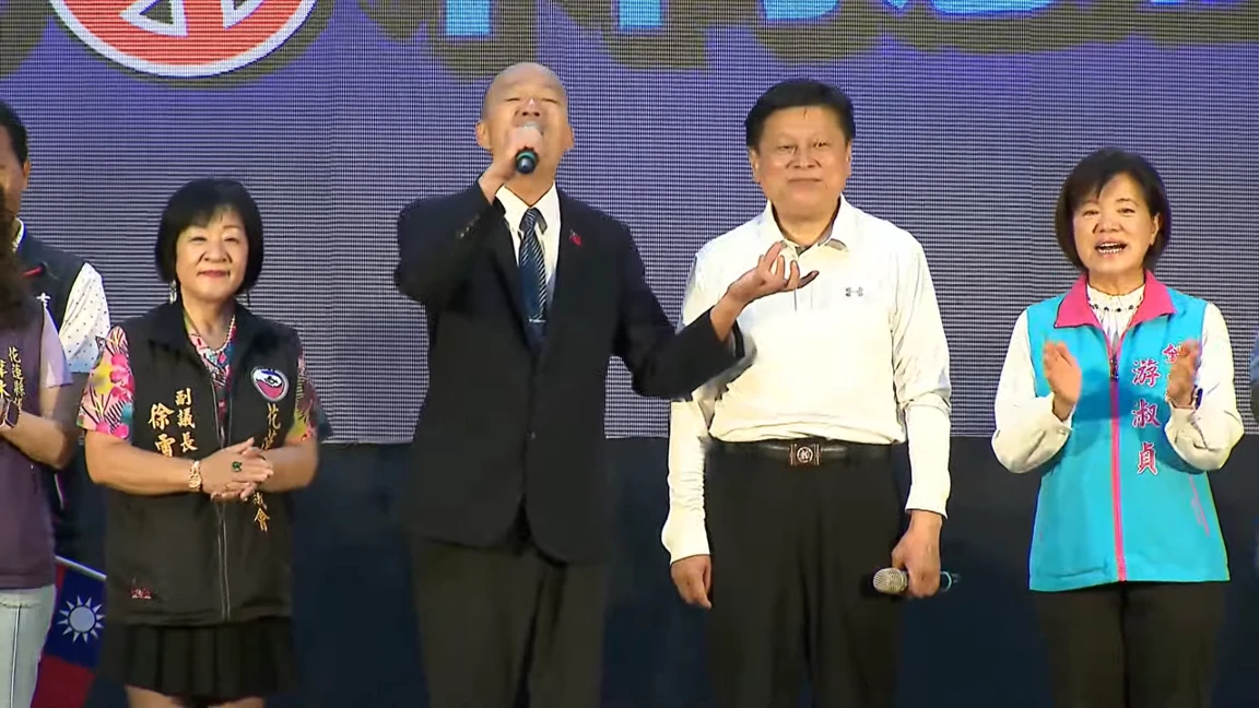 韓國瑜高唱《花蓮之歌》。傅崐萁辦公室提供