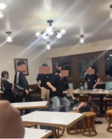 穿著「牛富溫體涮牛肉」制服的一群男子涉嫌打人。翻攝網路社群