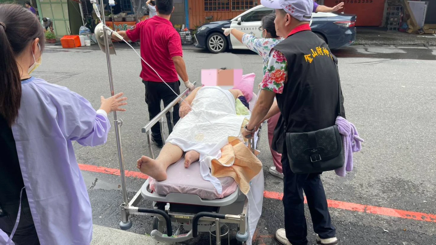 屏東縣恆春鎮福德路的廟會活動,今天下午4時許發生鞭炮施放意外,導致多人燒燙傷,救護人員協助傷者送醫。讀者提供