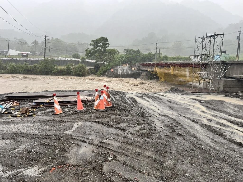 花蓮縣連日下雨,截至20日下午3時富里鄉累積雨量525毫米,多條道路交通中斷,蚊子洞便道(圖)路基掏空封閉。富里鄉公所提供