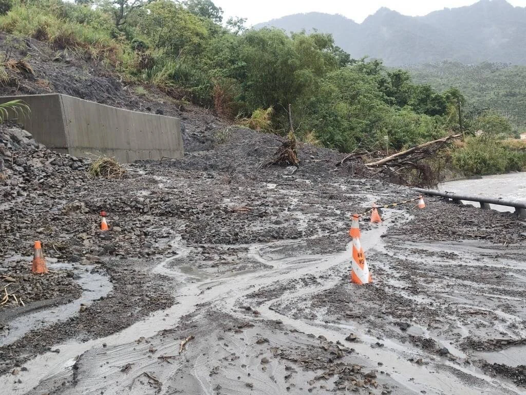 花蓮縣連日下雨,截至20日下午3時富里鄉累積雨量525毫米,包括花76線鄉道(圖)等多條道路交通中斷。富里鄉公所提供
