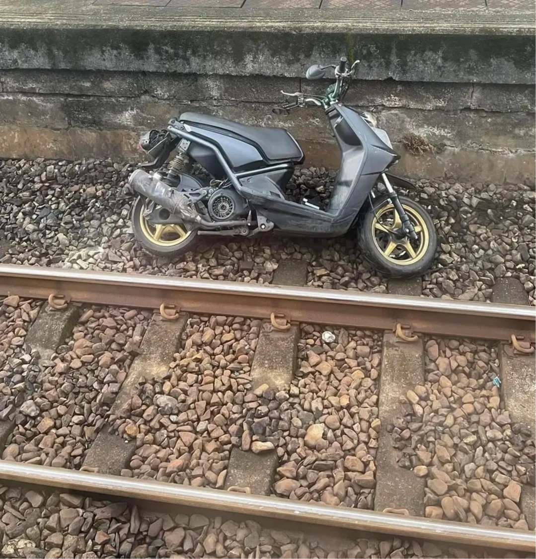 2024年6/30有民眾在暖暖車站月台騎機車,衝下去鐵軌遭新自強號撞上。翻攝「靠北台鐵」臉書
