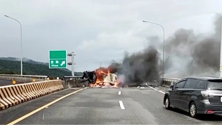 國道5號蘇澳匝道火燒車,火勢迅速延燒,目擊者救援不及。翻攝自臉書「爆料公社公開版」