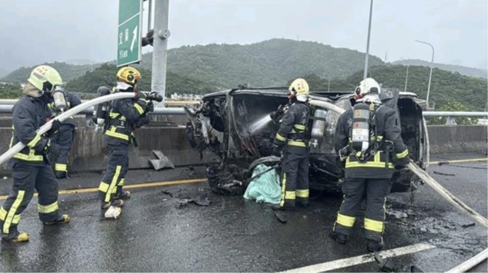 消防人員撲滅火勢後,發現女駕駛已被燒成焦屍,明顯死亡。翻攝自臉書「爆料公社公開版」