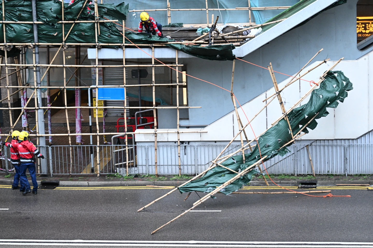 香港中環有建築鷹架被薇帕吹倒。法新社