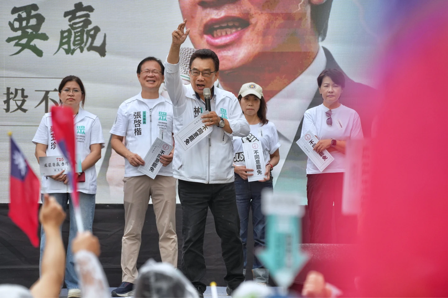 民眾黨舉行反罷免宣講,林國成(左三)脫口飆國罵。林林攝