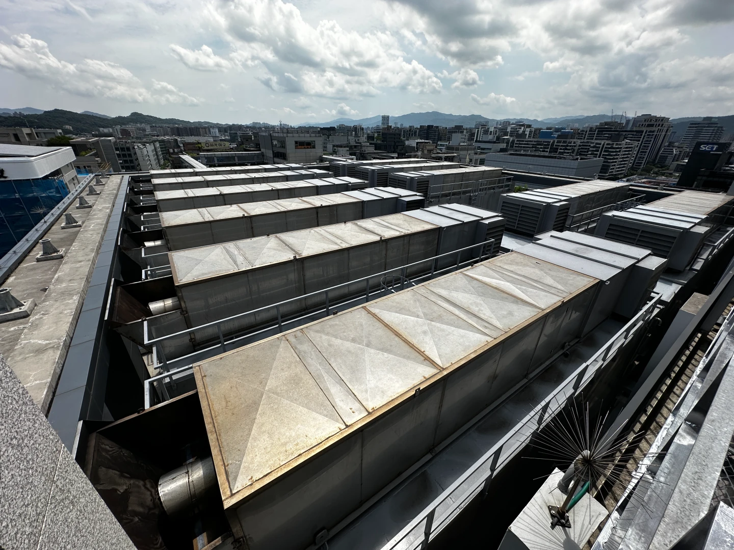 是方聯雲智能資料中心設置了12套發電機,同時還安裝了數十組避雷針(圖右下角)降低雷擊干擾。李宜儒攝