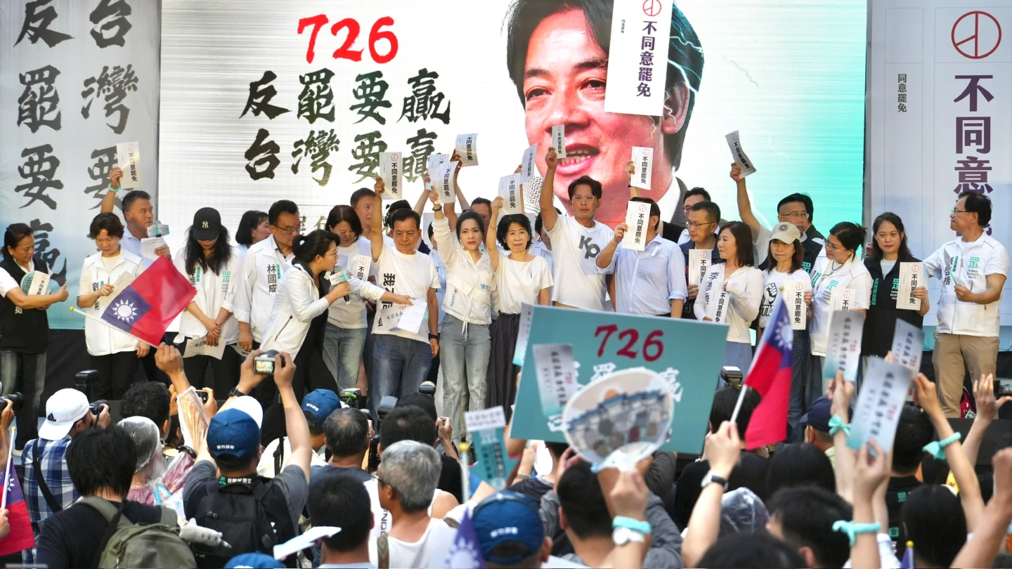 黃國昌、陳佩琪跟藍委、白委共同舉不同意罷免票。林林攝