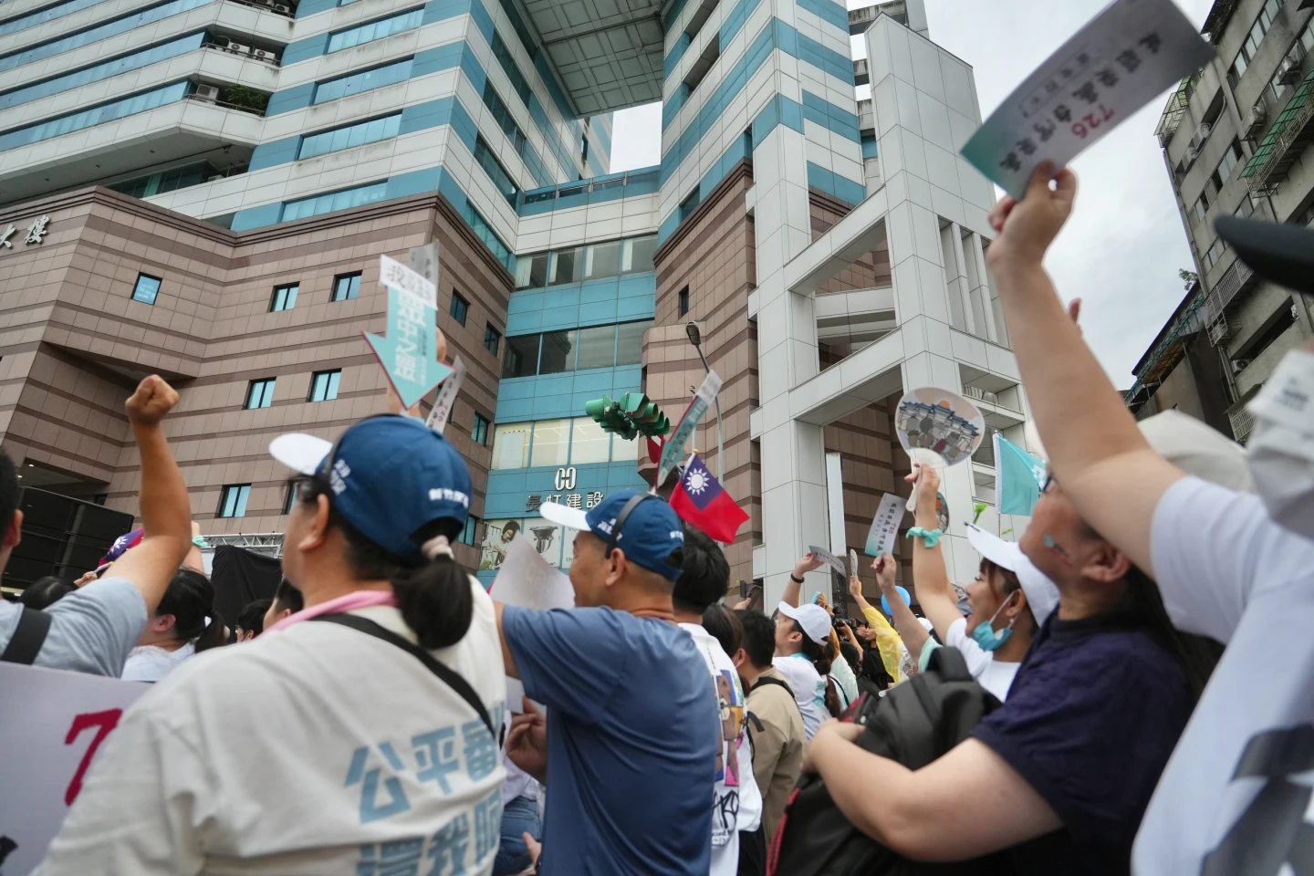 民眾黨在民進黨中央黨部外舉行反罷宣講。林林攝