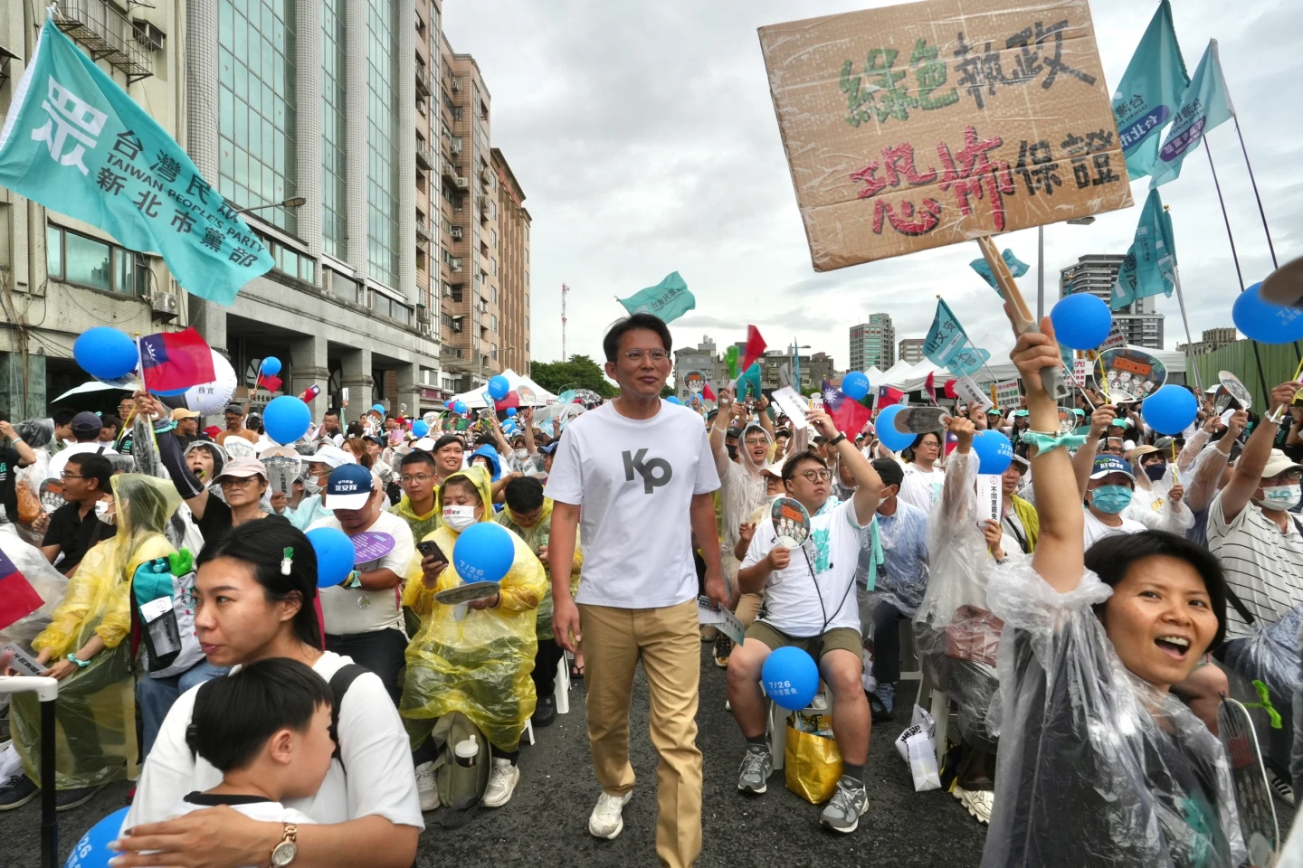 黃國昌2017年也曾進入罷免三階投票,因同意票未過25%挺過危機。林林攝