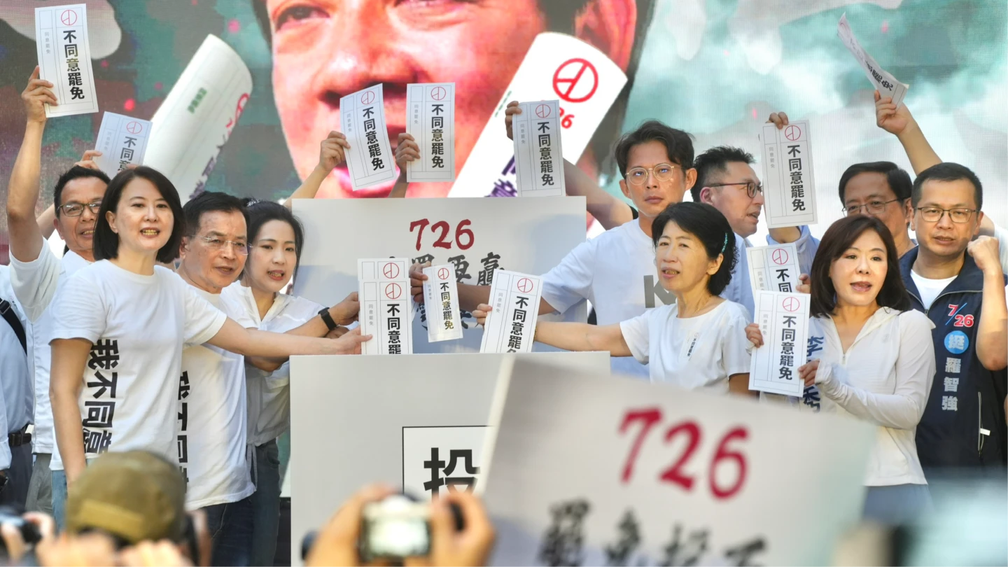 陳佩琪站在黃國昌旁,跟藍白委們共同宣傳反罷。資料照片,林林攝