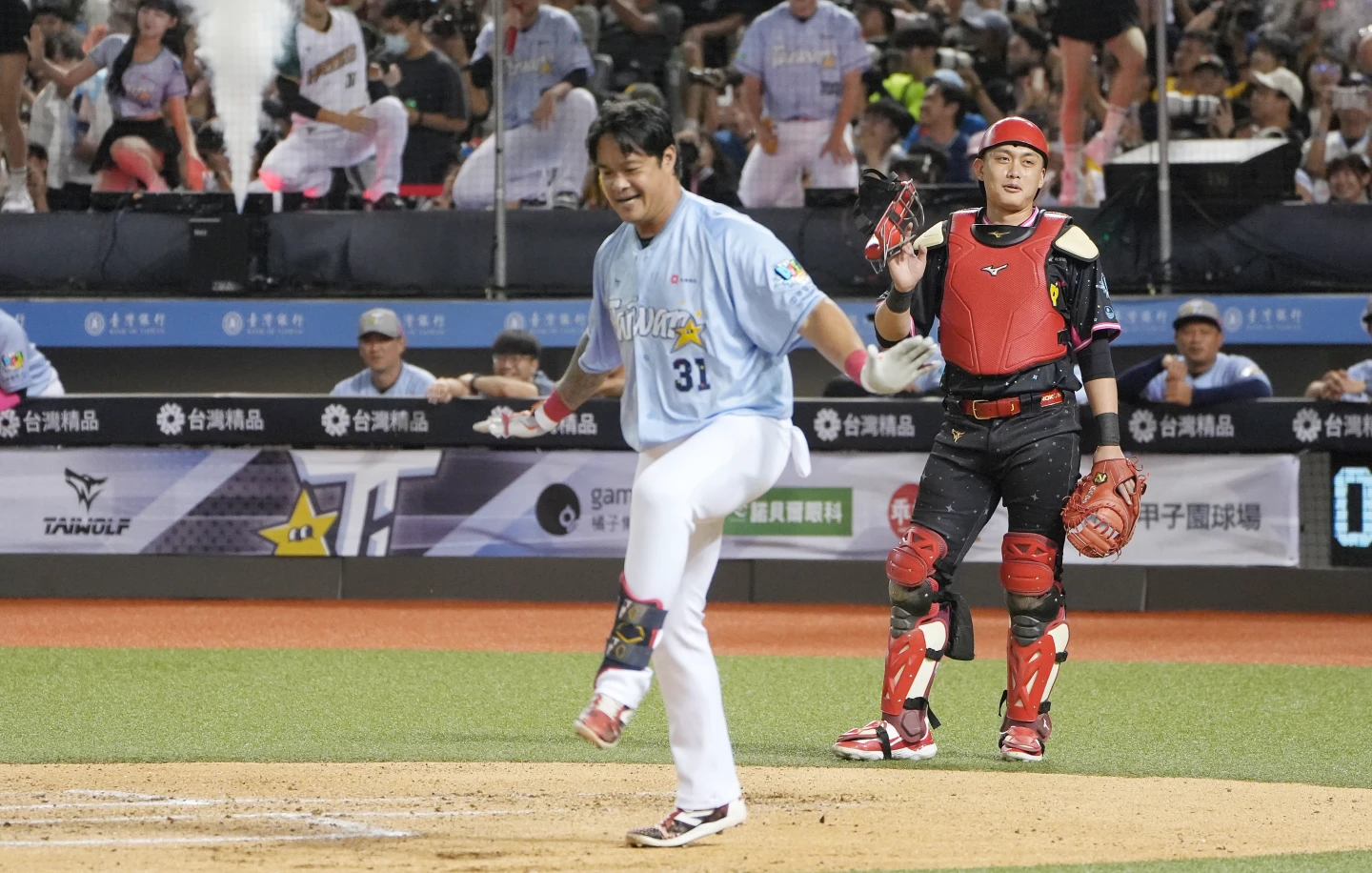 味全龍「大師兄」林智勝最後一次明星賽在場上大跳Super Junior的《Sorry, Sorry》。葉志明攝