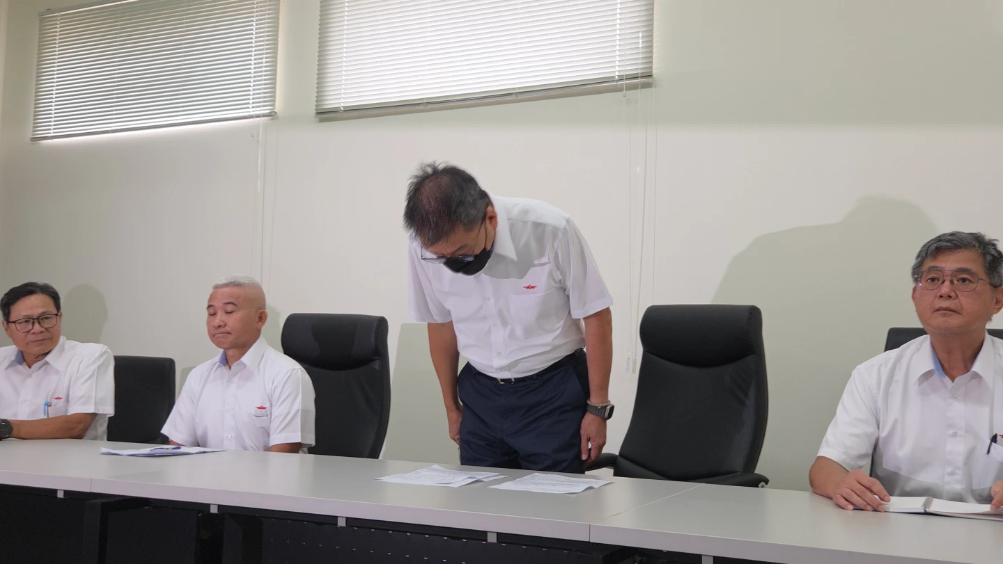 欣欣客運董事長向大眾鞠躬致歉。曾伯愷攝