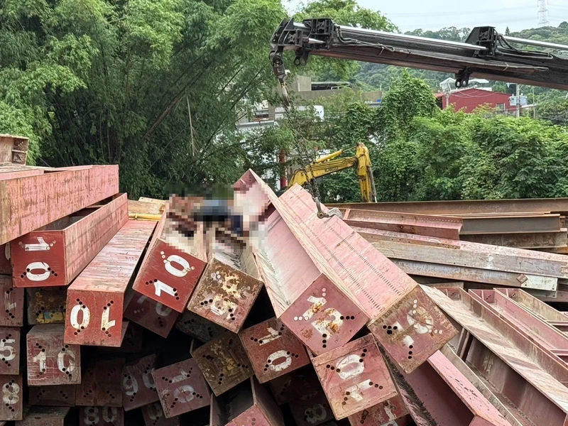 彰化縣芬園鄉21日發生一起工安意外,現場吊車在進行綁梁作業時,鋼梁突然滑落,負責操作吊臂的沈姓男子遭砸中,沈男被救出時已無呼吸心跳、明顯死亡。(民眾提供)中央社
