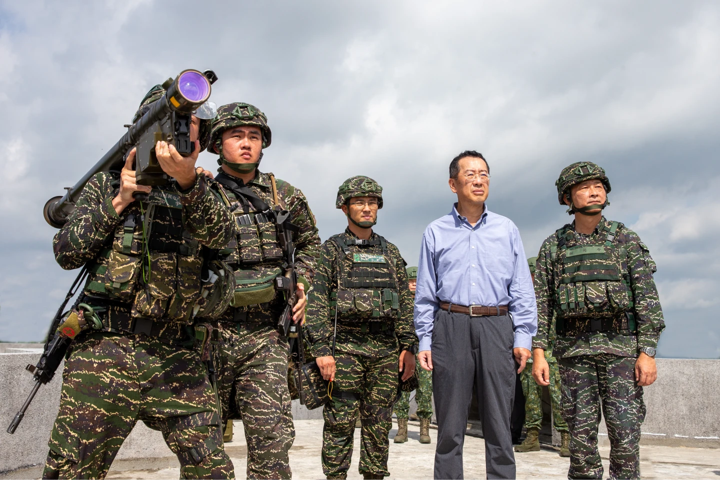國防部長顧立雄13日視察海軍陸戰隊66旅作戰演練。國防部提供