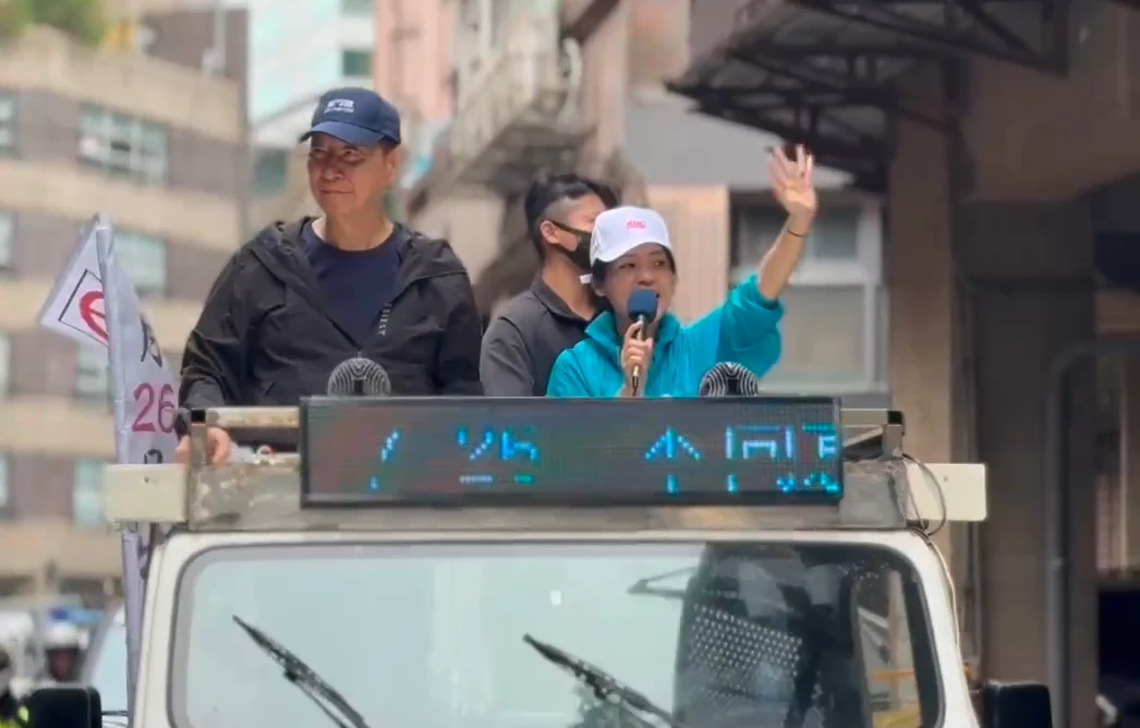 趙少康陪同徐巧芯車隊掃街。徐巧芯提供