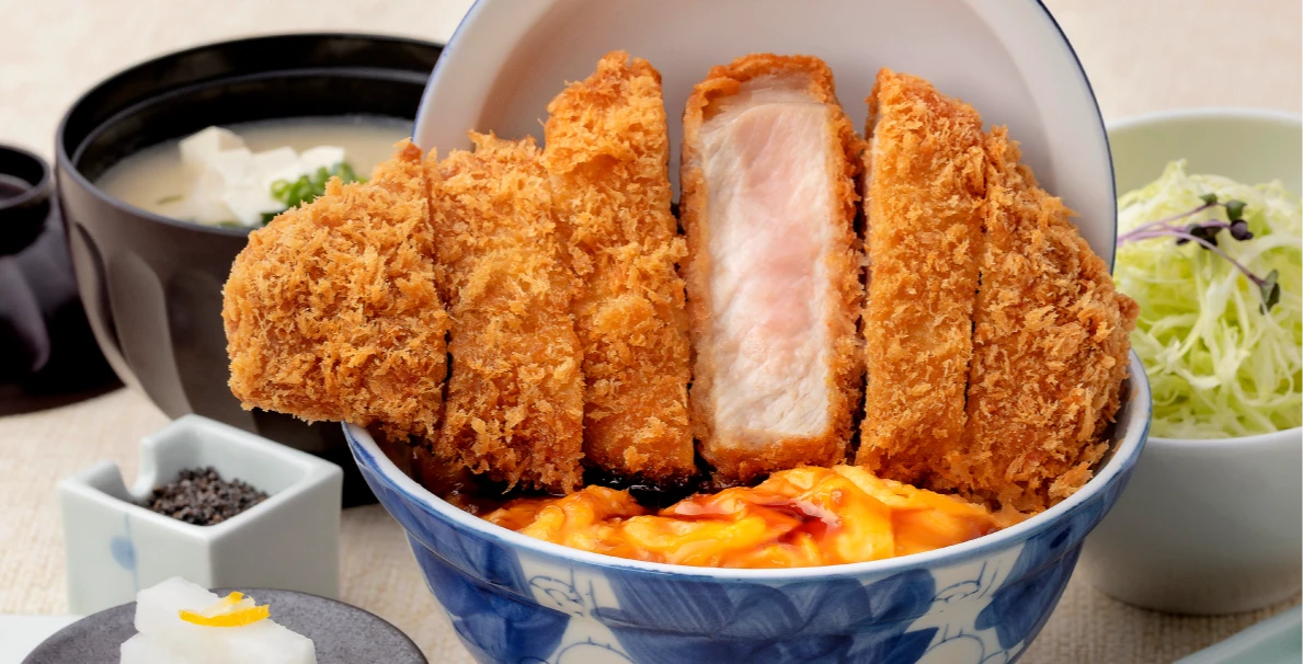 日本知名炸豬排丼「かつ Q」以全新型態的「かつ丼屋 勝急」登台進駐。慕里諾餐飲集團提供