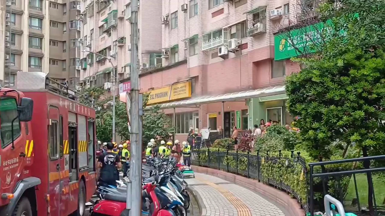 警消到場布水線滅火。翻攝畫面