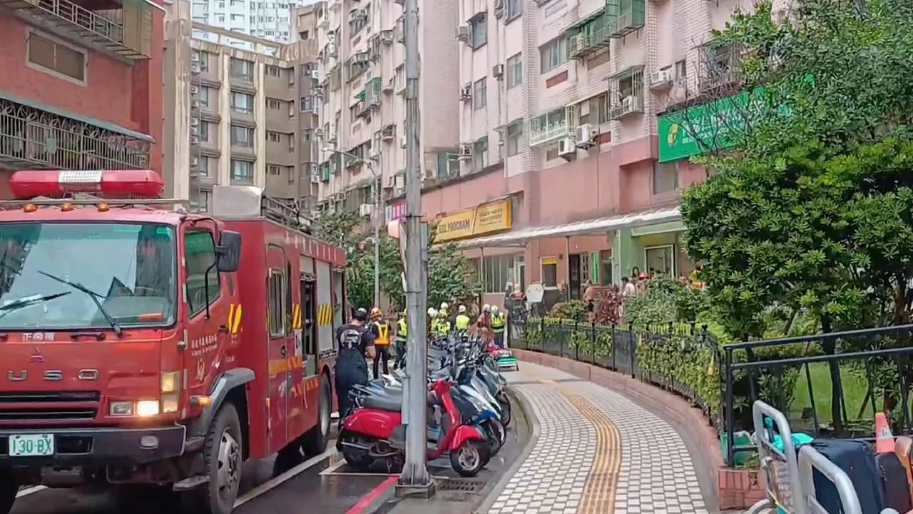 新北市淡水區新興街一棟社區大樓9樓處,今天上午冒出火煙。翻攝畫面