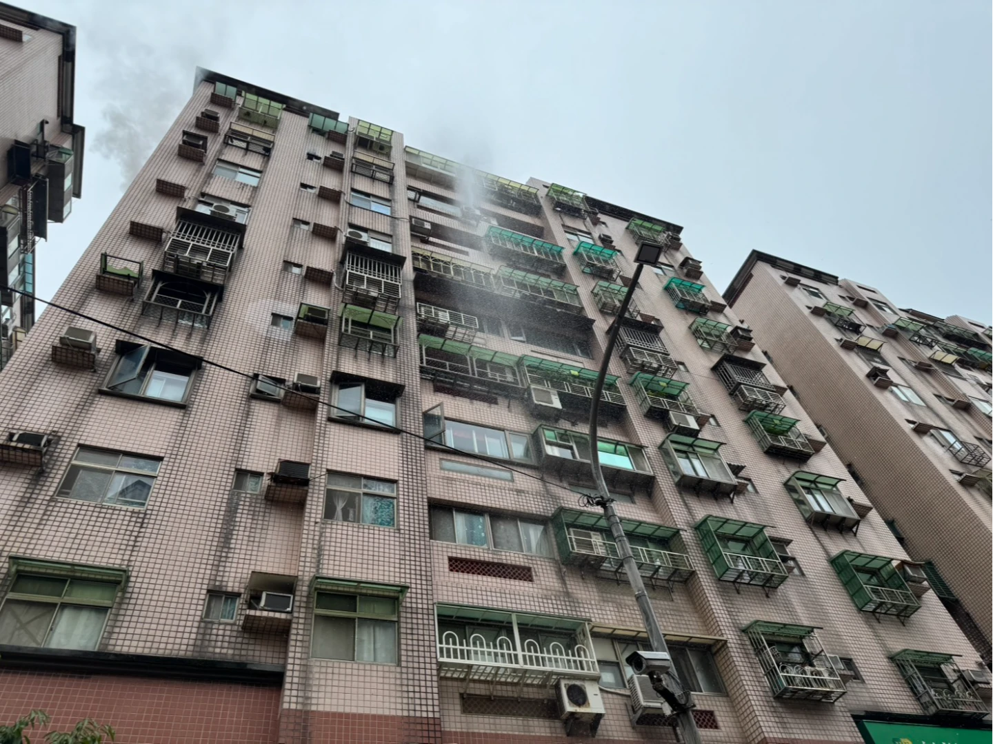 新北市淡水區新興街一棟社區大樓9樓處,今天上午冒出火煙。翻攝畫面